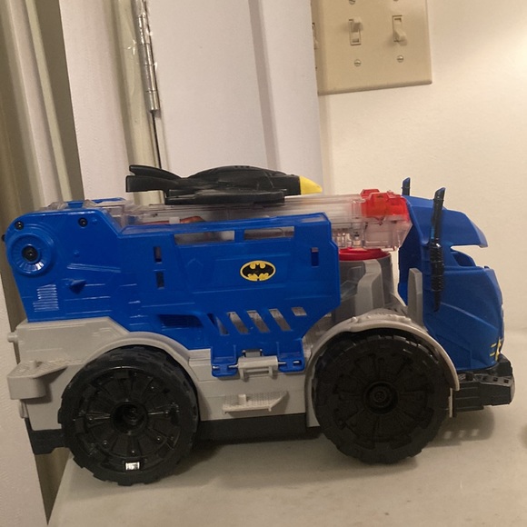 Fisher Price Imaginext® DC Super Friends™ RC Mobile Command Center DTM79 - Picture 3 of 5